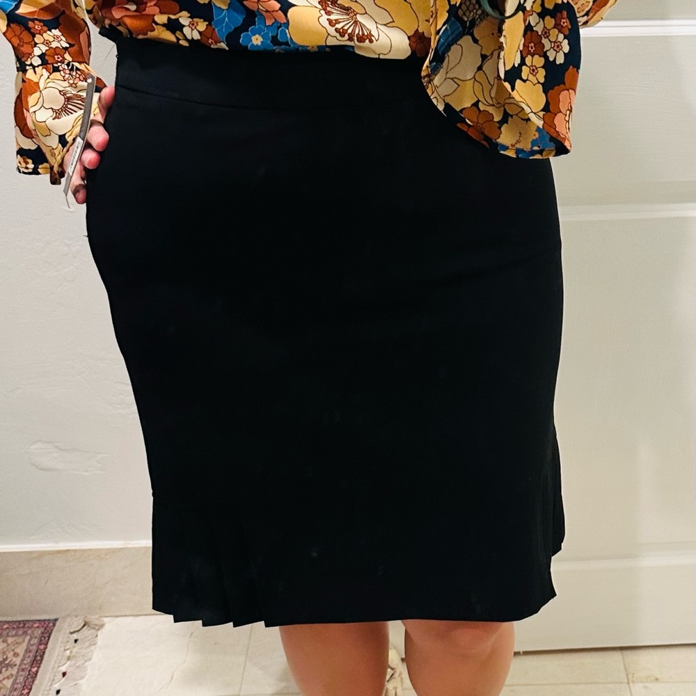 Tahari Size 12 NWT Black Pencil Skirt with pleated sides - Picture 2 of 7